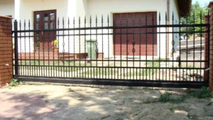 brama wjazdowa przesuwna z ogrodzeniem D04